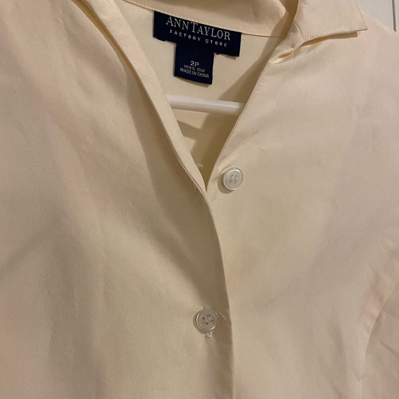 Super chic vintage Ann Taylor 100% silk top. - Picture 4 of 4